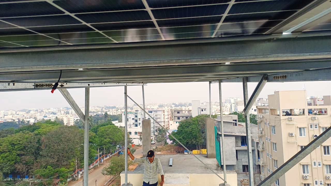 Heliocity technician at a rooftop installation